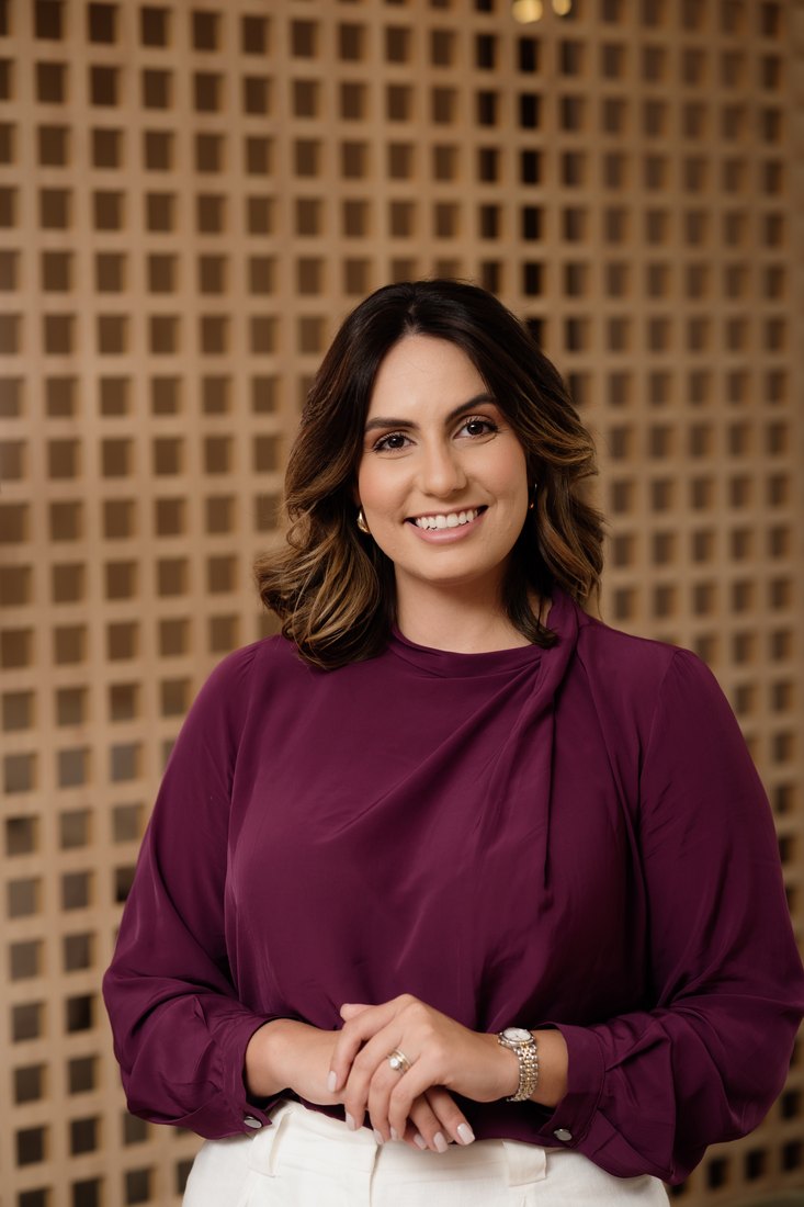Débora Vasconcelos sorrindo